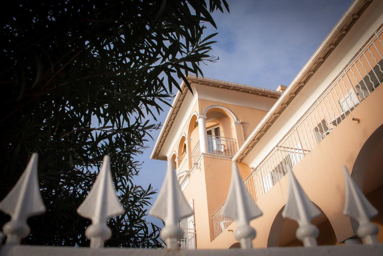 Hotel Et Appartements Reine D'Azur Roquebrune-Cap-Martin Exterior photo