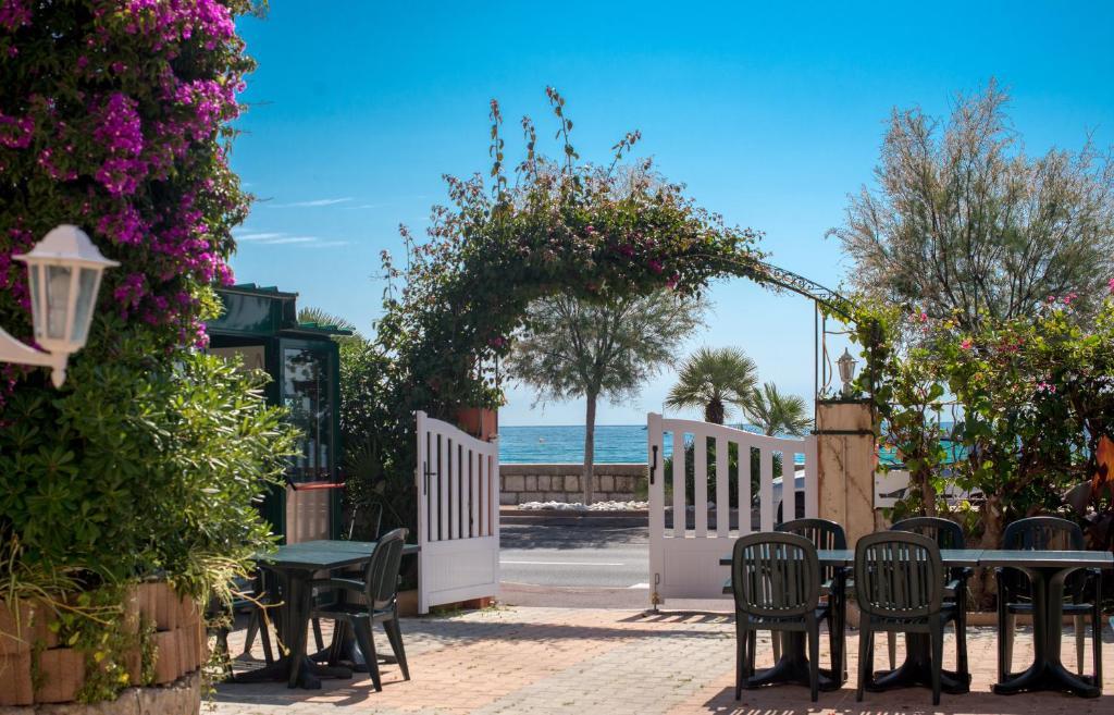 Hotel Et Appartements Reine D'Azur Roquebrune-Cap-Martin Exterior photo